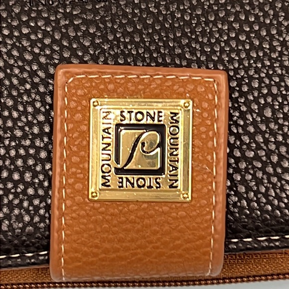 Stone Mountain Pebble Grain Leather Large Tri-Fold Wallet with Wristlet NWOT - Picture 3 of 8